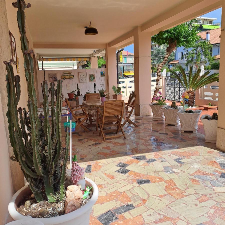 Bouganville Casa Vacanza Ambiente Climatizzato Con Wi Fi Пинето Экстерьер фото