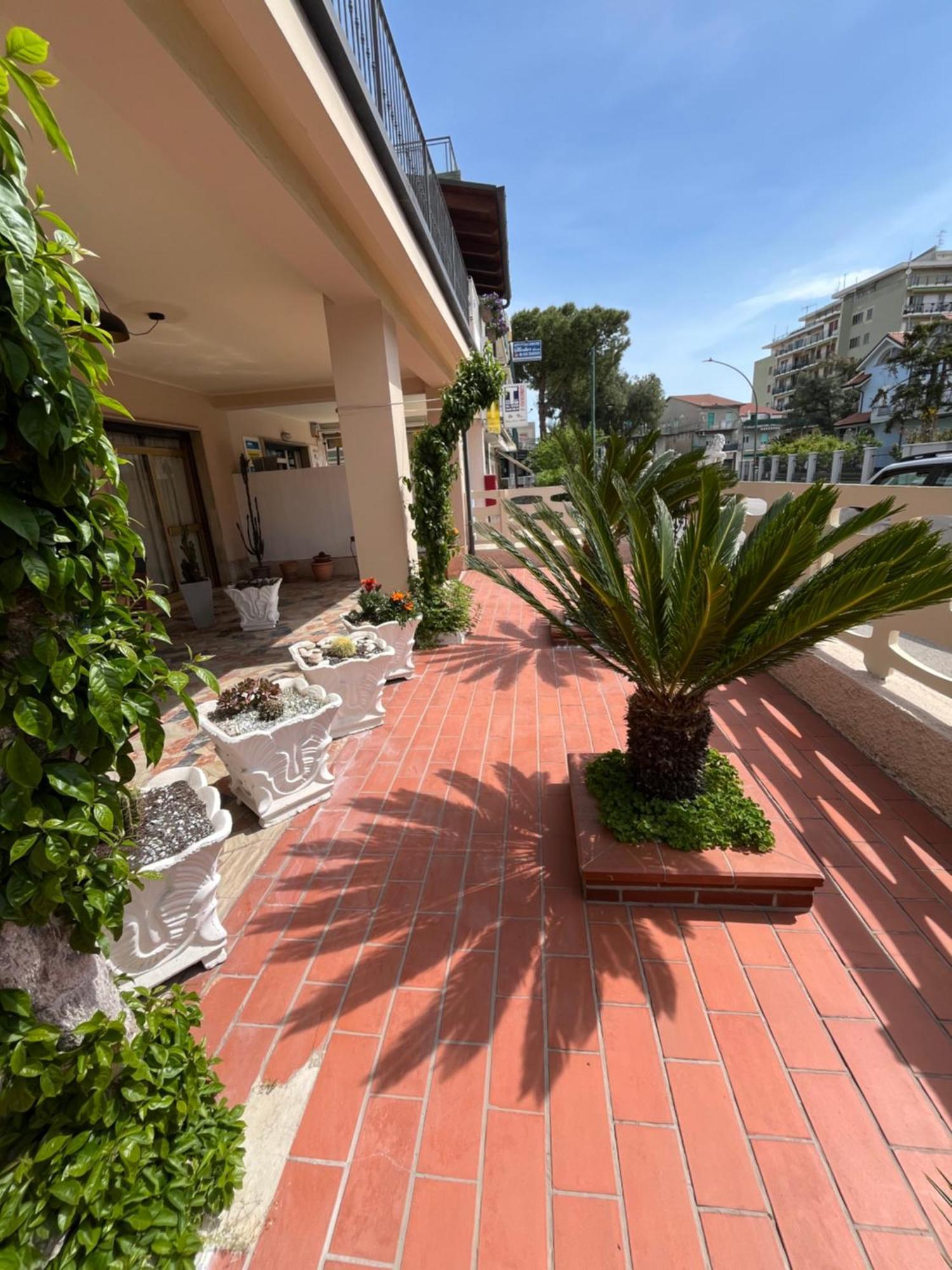 Bouganville Casa Vacanza Ambiente Climatizzato Con Wi Fi Пинето Экстерьер фото
